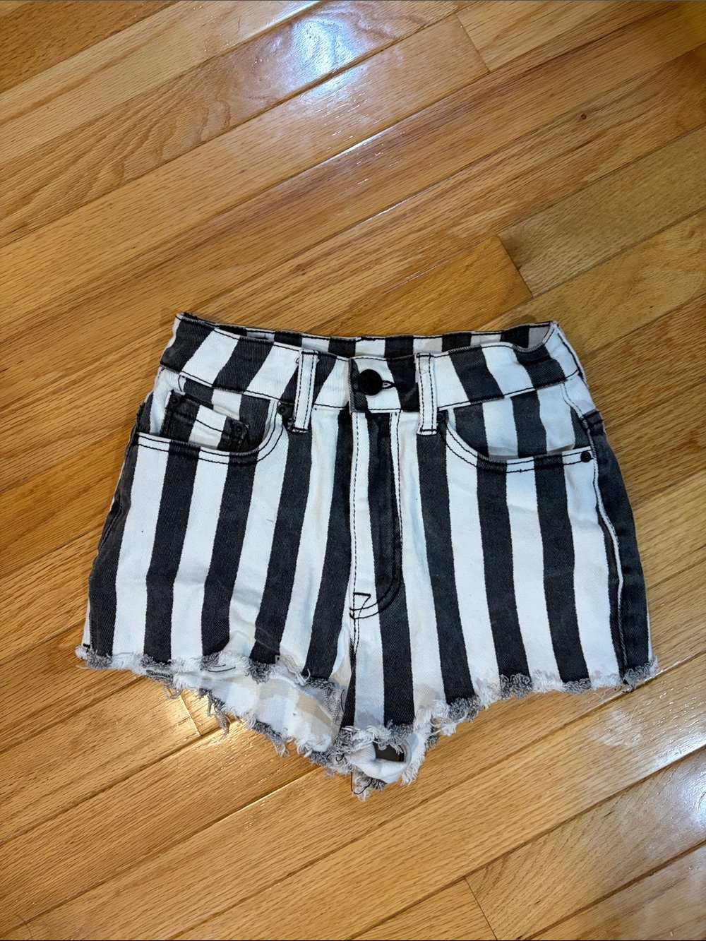 🍁Striped Black & White High-Waist Denim Shorts